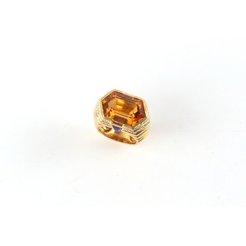 112 - A modern 18ct yellow gold hexagonal cut citrine ring, the ribbed setting inset with two cabochon ame... 