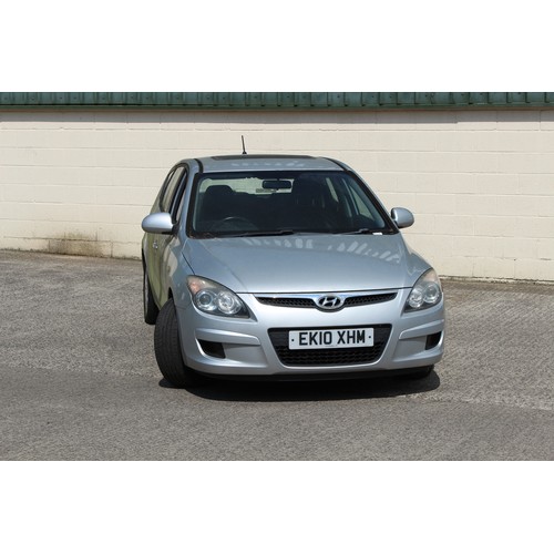 418 - Property of a deceased estate - car - Hyundai I30, silver, petrol, manual, registration number EK10 ... 