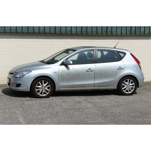 418 - Property of a deceased estate - car - Hyundai I30, silver, petrol, manual, registration number EK10 ... 