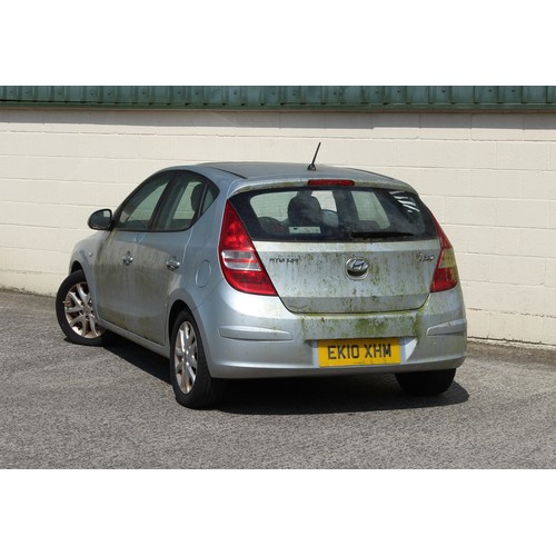 418 - Property of a deceased estate - car - Hyundai I30, silver, petrol, manual, registration number EK10 ... 