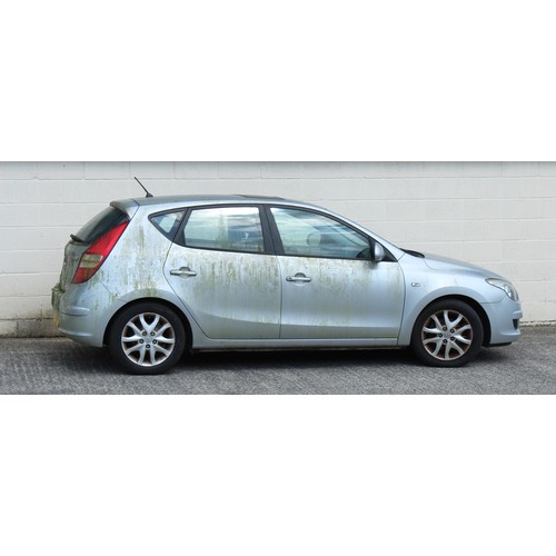 418 - Property of a deceased estate - car - Hyundai I30, silver, petrol, manual, registration number EK10 ... 