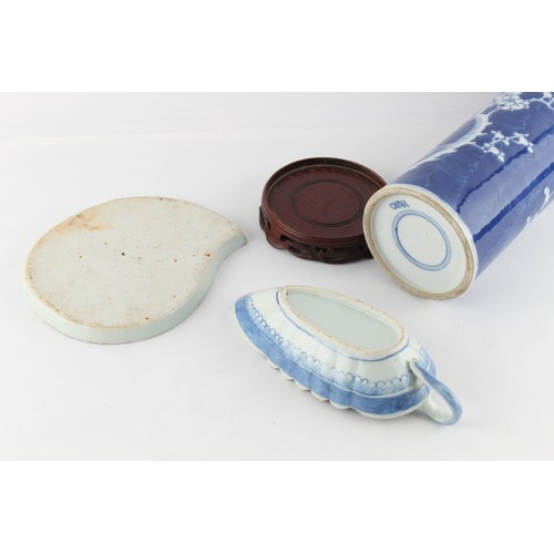 173 - Property of a gentleman - an 18th century Chinese Qianlong period blue & white exportware leaf shape... 