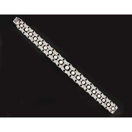 87 - A white gold diamond & pearl bracelet, the round brilliant cut diamonds weighing a total of approxim... 