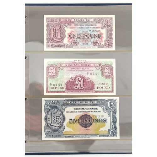 134B - Property of a deceased estate - a collection of bank notes - a collection of Great Britain (England,... 