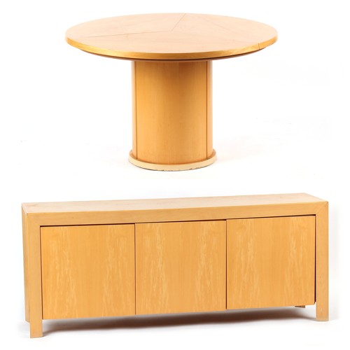 292 - Property of a gentleman - a Danish Skovby SM33 maple circular topped extending dining table with pat... 