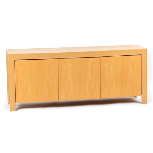 292 - Property of a gentleman - a Danish Skovby SM33 maple circular topped extending dining table with pat... 