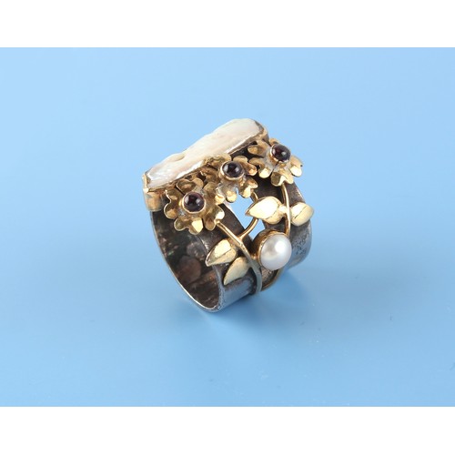 99 - Property of a lady - a modern unmarked 18ct yellow gold (tested) mounted silver ring set with a moth... 
