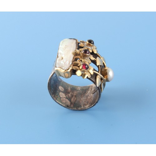 99 - Property of a lady - a modern unmarked 18ct yellow gold (tested) mounted silver ring set with a moth... 