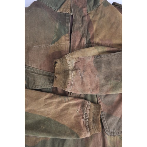 131 - WW2 British First Pattern Paratrooper Denison Smock 1943. A large sized 7 Denison smock with intact ... 
