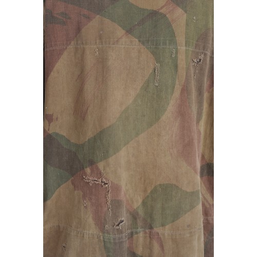 131 - WW2 British First Pattern Paratrooper Denison Smock 1943. A large sized 7 Denison smock with intact ... 