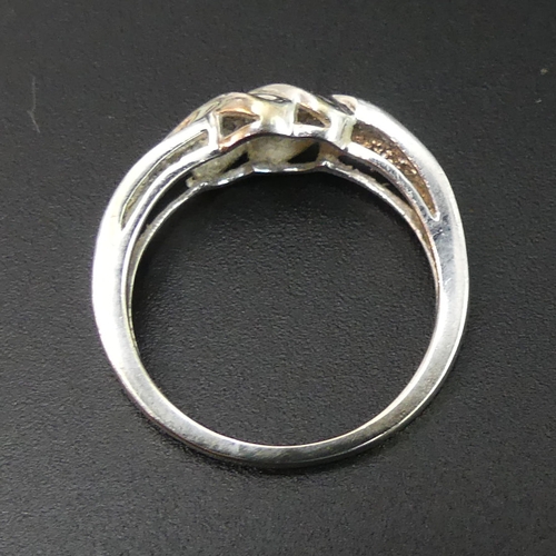 40 - 9 carat white gold diamond twist ring. Size N 1/2. Top 8mm wide band 1.8mm wide. 2.5 grams.
UK Posta... 