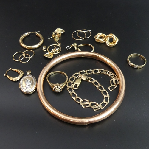 60 - 9ct gold jewellery, including a sapphire and diamond ring, St. Christopher locket, earrings etc. 33 ... 