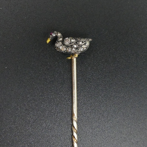 72 - A diamond and ruby duck design stick pin, circa 1890. 2 grams. 67 mm in length. Duck 13 mm wide.
UK ... 