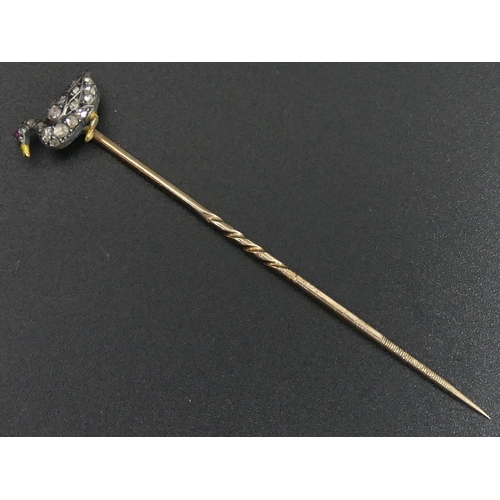 72 - A diamond and ruby duck design stick pin, circa 1890. 2 grams. 67 mm in length. Duck 13 mm wide.
UK ... 