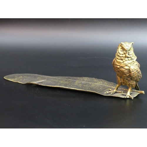 87 - A large bronze Owl and Feather design inkwell. 34 cm long x 13.5 cm high.
UK Postage £20.