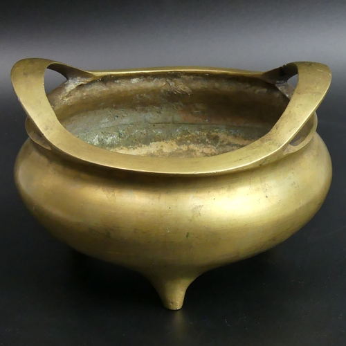 111 - Antique Chinese bronze censer, seal mark to underside. 1320 grams. 17 cm diameter x 11 cm high. UK P... 