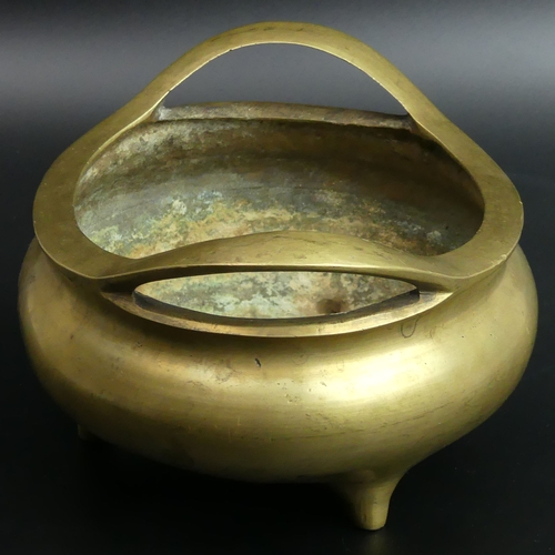 111 - Antique Chinese bronze censer, seal mark to underside. 1320 grams. 17 cm diameter x 11 cm high. UK P... 