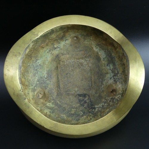 111 - Antique Chinese bronze censer, seal mark to underside. 1320 grams. 17 cm diameter x 11 cm high. UK P... 