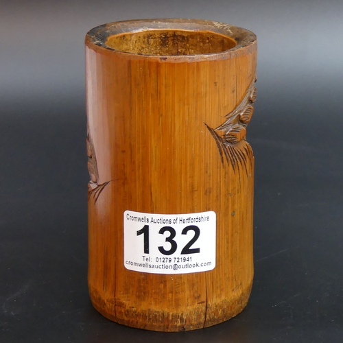 132 - An antique Chinese carved bamboo brush pot. 11.5 x 6.5 cm. UK Postage £12.