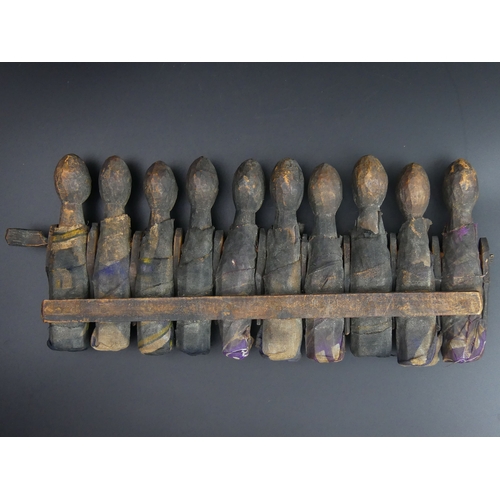 208 - Unusual carved African wooden articulated figure group. 35 x 14 cm. UK Postage £15.