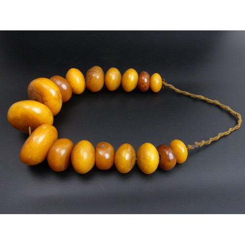 78 - African butterscotch amber copal bead necklace. 594 grams. 68 cm in length. Largest bead 6 cm.
UK Po... 