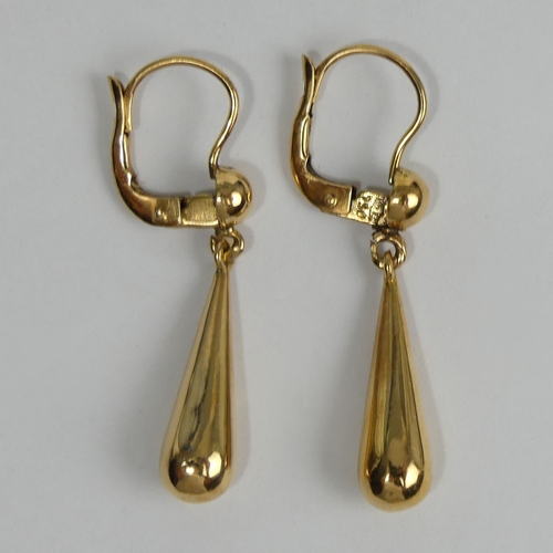 20a - A pair of 18ct gold drop earrings, 2.9 grams. 35 mm long. UK Postage £12.
