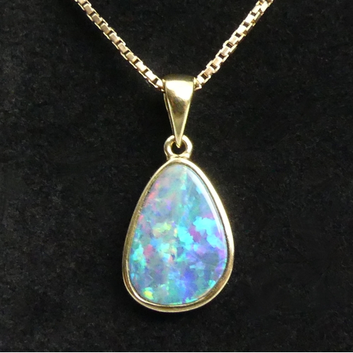 35 - 9ct gold opal doublet pendant and chain, 4.2 grams. 23 mm long. UK Postage £12.