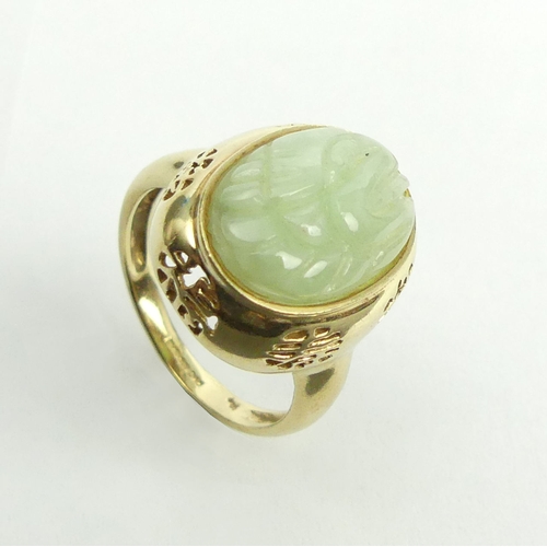36 - 14ct gold carved jade cabochon ring, 4.7 grams. Size M, 17.3 grams. UK Postage £12.