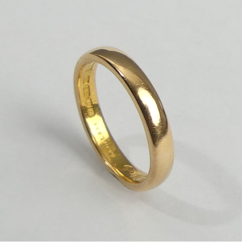 10a - 22ct gold wedding ring, London 1959, 4.9 grams. Size M 1/2, 3.24 mm. UK Postage £12.