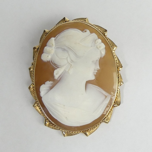 16 - 9ct gold carved shell cameo brooch, 11.3 grams. 40 x 50 mm. UK Postage £12.