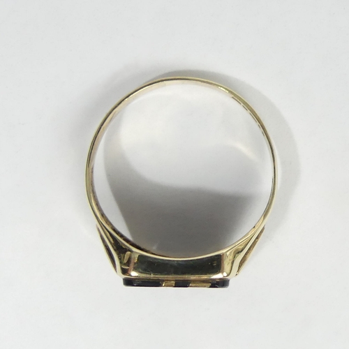 34 - 9ct gold and onyx signet ring, London 1986, 2.8 grams. Size R, 12.4 mm. UK Postage £12.