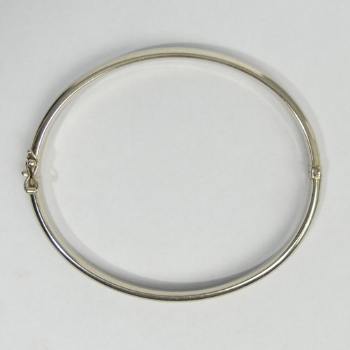 50 - 9ct white gold hinged bangle, 6.2 grams. 4.4 mm. UK Postage £12.
Condition report: No dents or repai... 