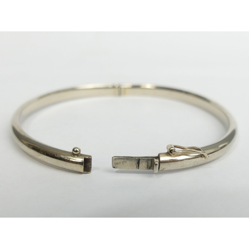 50 - 9ct white gold hinged bangle, 6.2 grams. 4.4 mm. UK Postage £12.
Condition report: No dents or repai... 