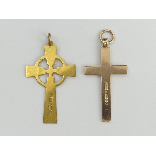 30 - Edwardian 9ct rose gold cross pendant, Birm.1906 and a George V yellow gold example, Birm.1922. 5.4 ... 