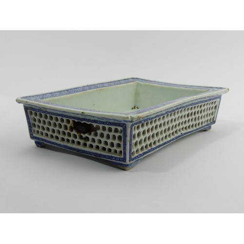 287 - Chinese blue and white reticulated porcelain flower trough. 23.5 x 15.5 x 6 cm. UK Postage £12.