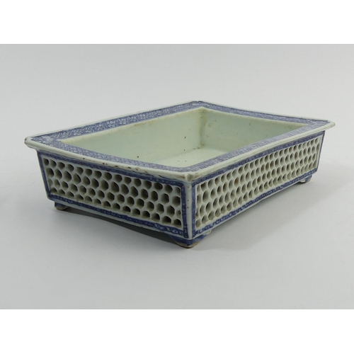 287 - Chinese blue and white reticulated porcelain flower trough. 23.5 x 15.5 x 6 cm. UK Postage £12.