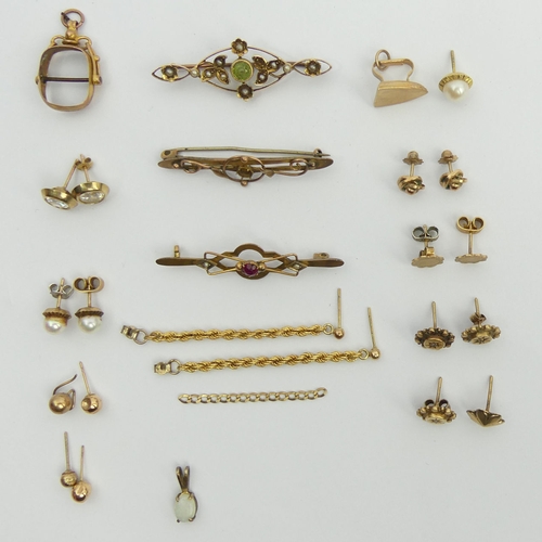 15 - 15ct gold seed pearl and peridot brooch and various items of gold jewellery, 17 grams. UK Postage £1... 