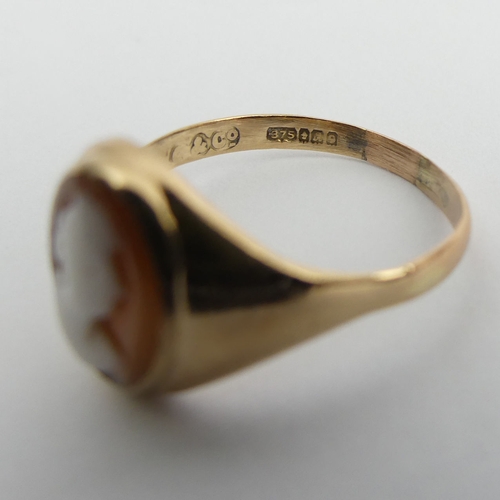 23 - 9ct gold carved shell cameo ring, 3 grams. Size N, 12.7 mm. UK Postage £12.