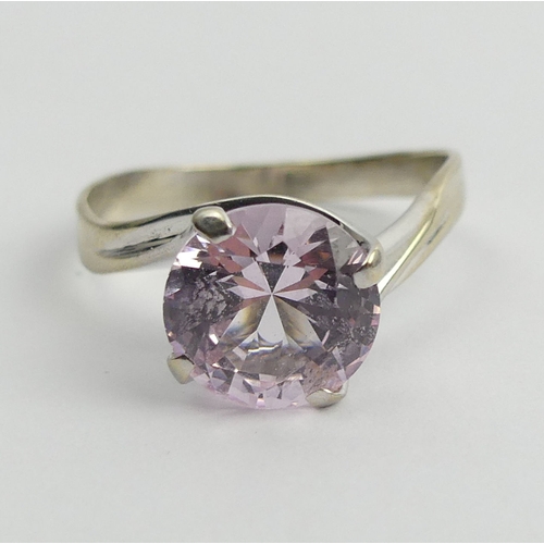 24 - 18ct white gold pink topaz single stone ring, 4 grams. Size Q, 9.2 mm. UK Postage £12.