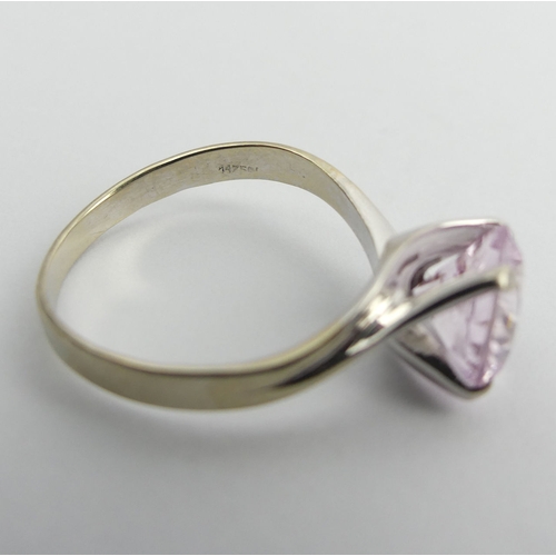 24 - 18ct white gold pink topaz single stone ring, 4 grams. Size Q, 9.2 mm. UK Postage £12.