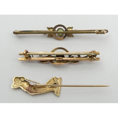 45A - 9ct gold peridot and seed pearl brooch, a 9ct gold garnet brooch and a 9ct gold golfing design stick... 