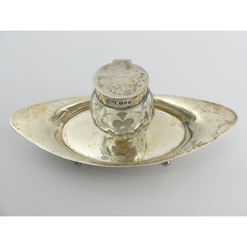 205D - Charles & George Asprey silver inkwell and stand, 197 grams gross, London 1903. 18 x 7.5 cm. UK Post... 