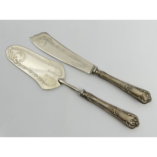 210 - A boxed silver handled fish serving set. 28 cm long, 198 grams. UK Postage £12.