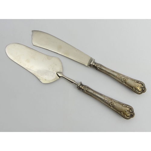 210 - A boxed silver handled fish serving set. 28 cm long, 198 grams. UK Postage £12.