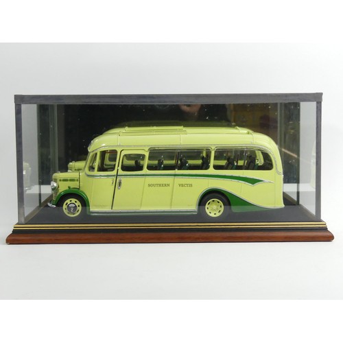 357 - A boxed Sun Star limited edition Diecast model 1:24 scale number 5002: 1947 Bedford OB Duple Vista c... 