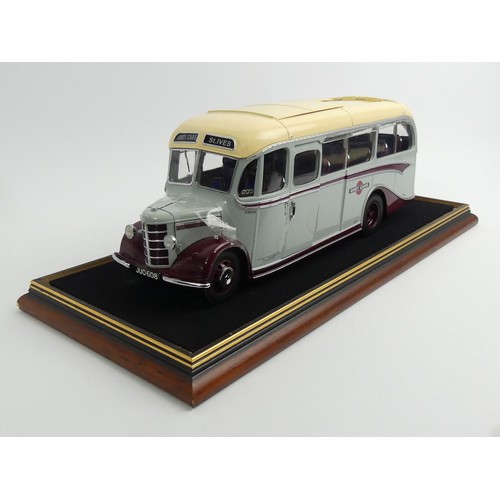 363 - A boxed Sun Star limited edition Diecast model 1:24 scale number 5006: 1949 Bedford OB Duple Vista c... 