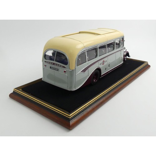 363 - A boxed Sun Star limited edition Diecast model 1:24 scale number 5006: 1949 Bedford OB Duple Vista c... 