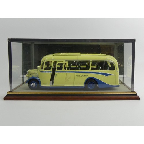 364 - A boxed Sun Star limited edition Diecast model 1:24 scale number 5010: 1949 Bedford OB Duple Vista c... 