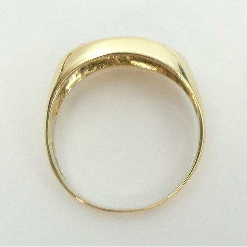 3 - 9ct gold three stone garnet ring, 3.4 grams. Size v, 9 mm. UK Postage £12.