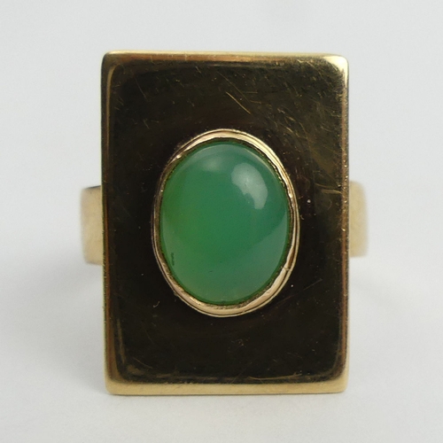 53 - 9ct gold chrysoprase set ring, 5.6 grams, 21.3mm, Size R. UK Postage £12.